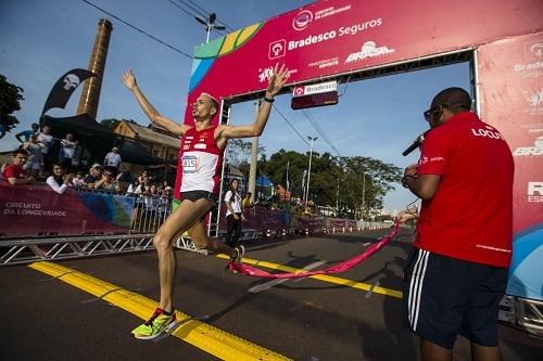 Atleta brasileiro que disputou os Jogos Olímpicos Rio 2016 ganhou a prova de 6 km com tempo abaixo de 17'. No feminino, Muriel Paredes fica em primeiro / Foto: Vinicius Branca Atleta brasileiro que disputou os Jogos Olímpicos Rio 2016 ganhou a prova de 6 km com tempo abaixo de 17'. No feminino, Muriel Paredes fica em primeiro / Foto: Vinicius Branca